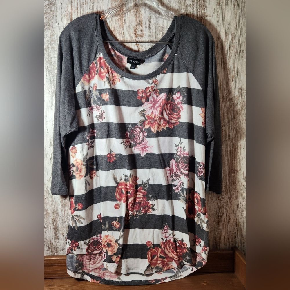 Torrid Floral Stripe 3/4 Sleeve Tee - Gray Raglan Tee Baseball Style Size 1